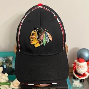 Reebok NHL Chicago Blackhawks men’s fitted hat.